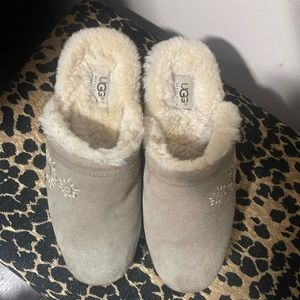 Ugg platform Clogs like new size 9